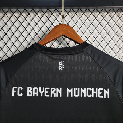 Bayern München 23/24 Goalkeeper kit