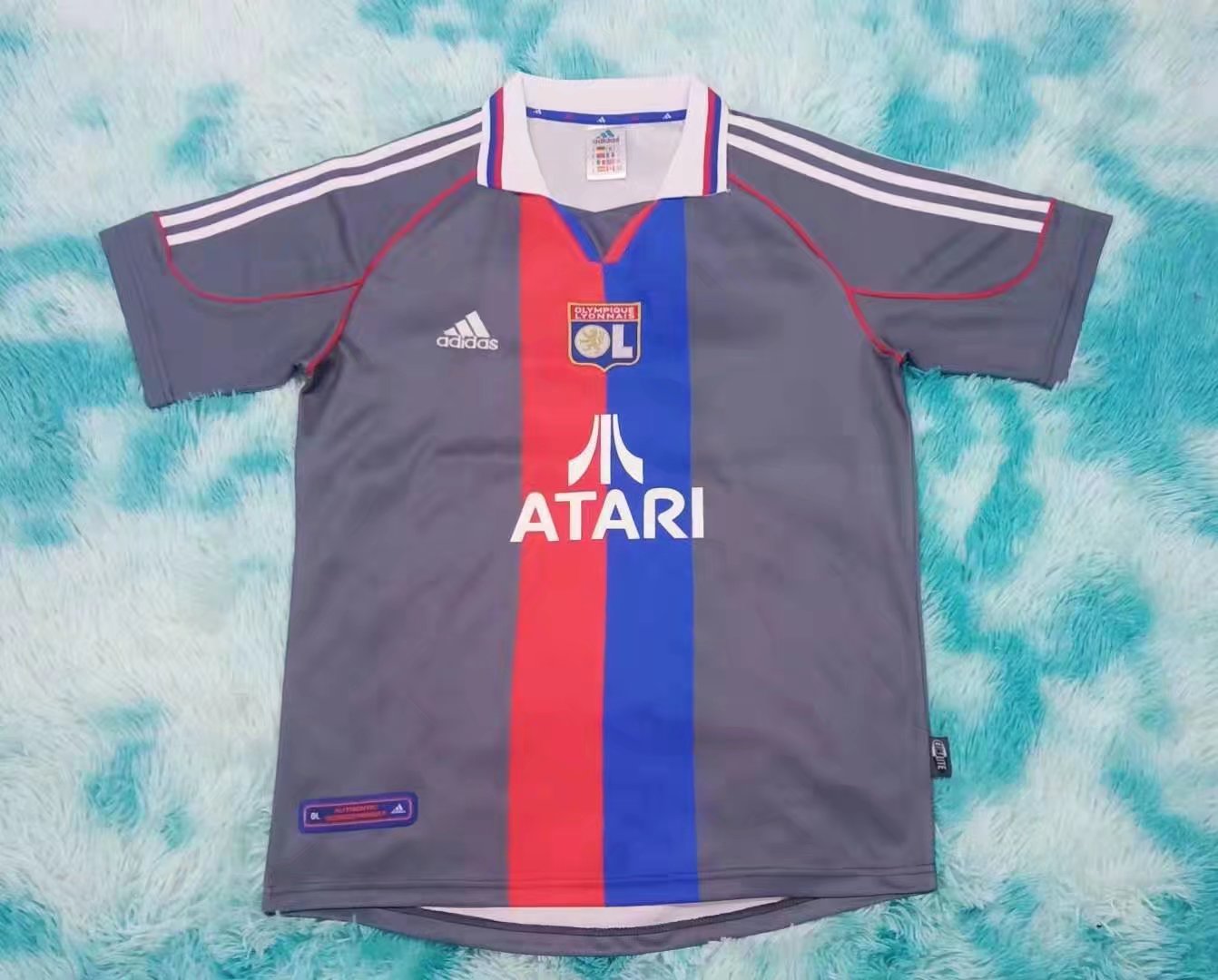 Lyon 01/02 away kit