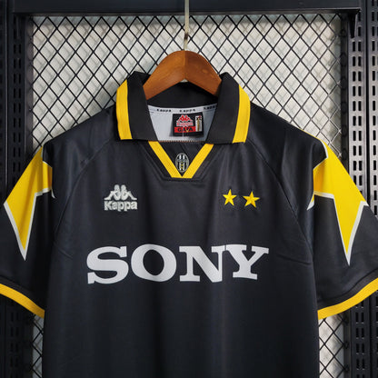 Juventus 95/96 Away kit